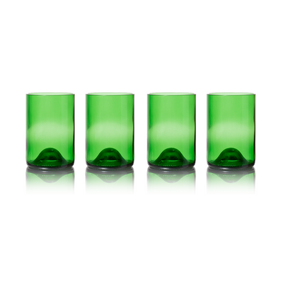 Vier flessengroene drinkglazen van gebruikte wijnflessen