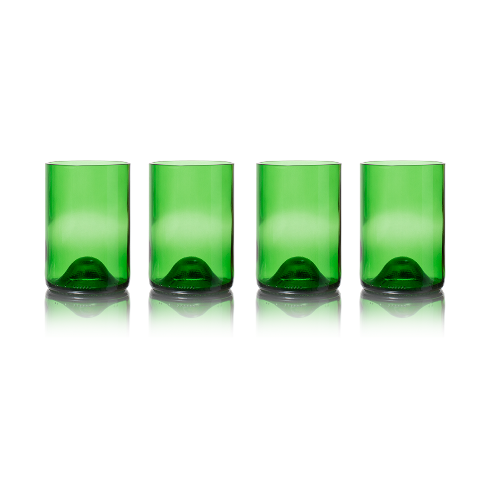 Vier flessengroene drinkglazen van gebruikte wijnflessen