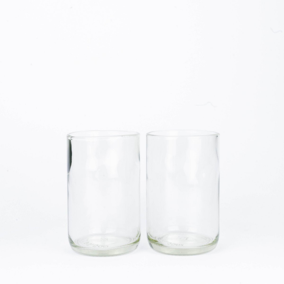 Twee drinkglazen van 400 ml, gesneden uit glazen drinkflessen