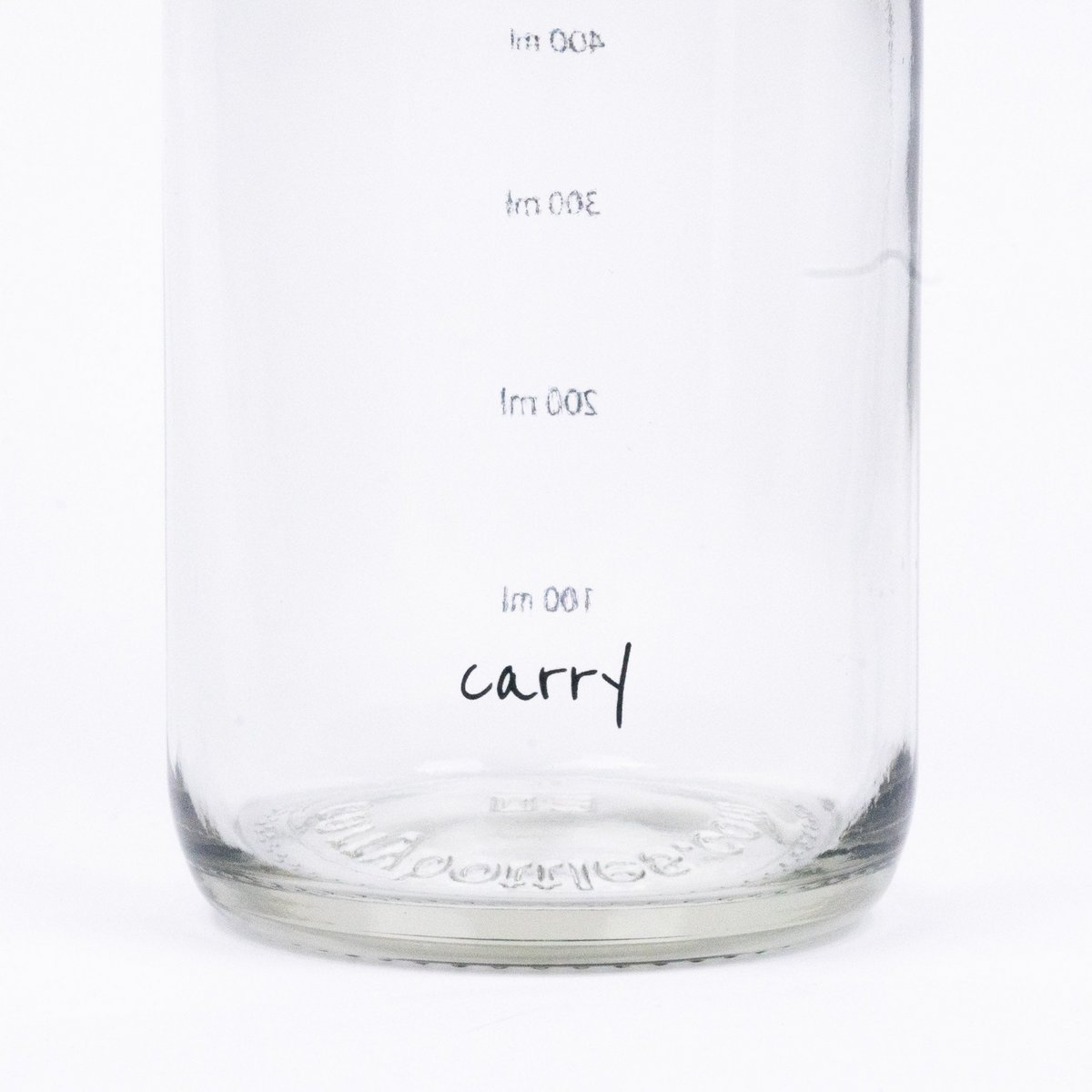 Onderkant van de drinkfles met maatstreepjes en het carry-logo