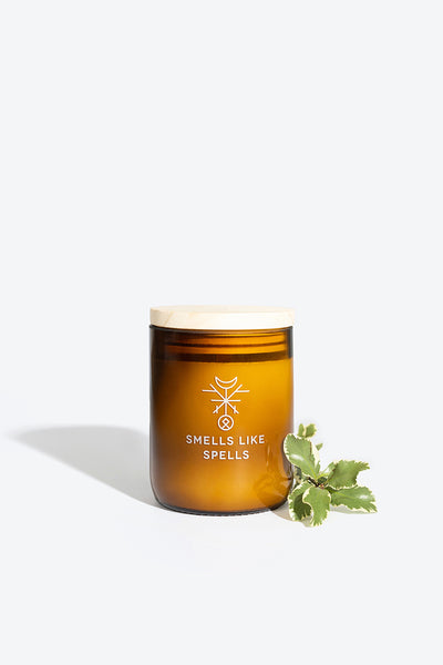 Geurkaars van Smells Like Spells met een takje kruiden