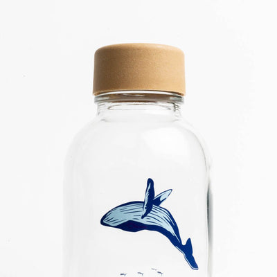 Detail van de walvis op de drinkfles Ocean Lover