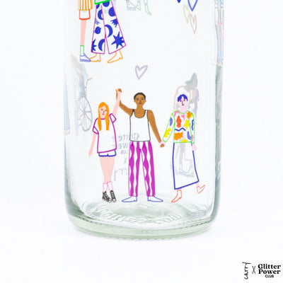 Detail van de getekende figuren op de drinkfles Love is Love