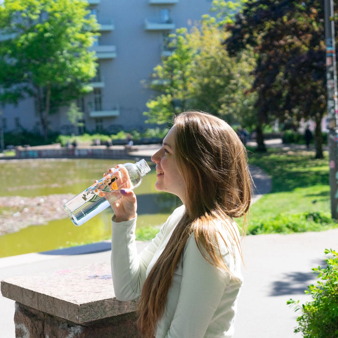 Vrouw drinkt buiten uit de drinkfles Reminder to Myself