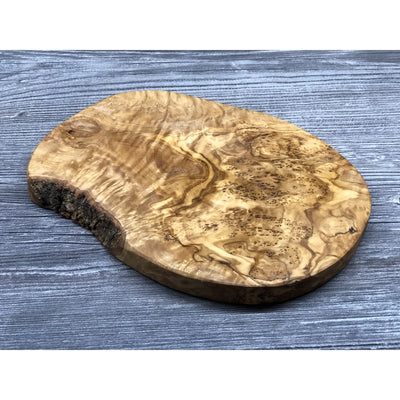 Rustieke snijplank van olijfhout op een houten tafel