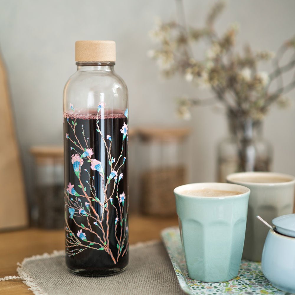 Drinkfles Hanami gevuld, op een dienblad naast kopjes