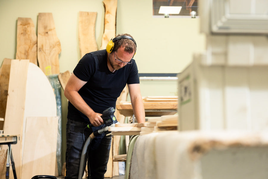 Aan het werk met hout in de werkplaats van de Cycle-Up HUB