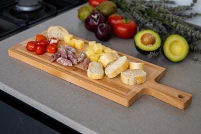 Borrelplank van beukenhout met handvat en sapgeul, 48 x 17 cm