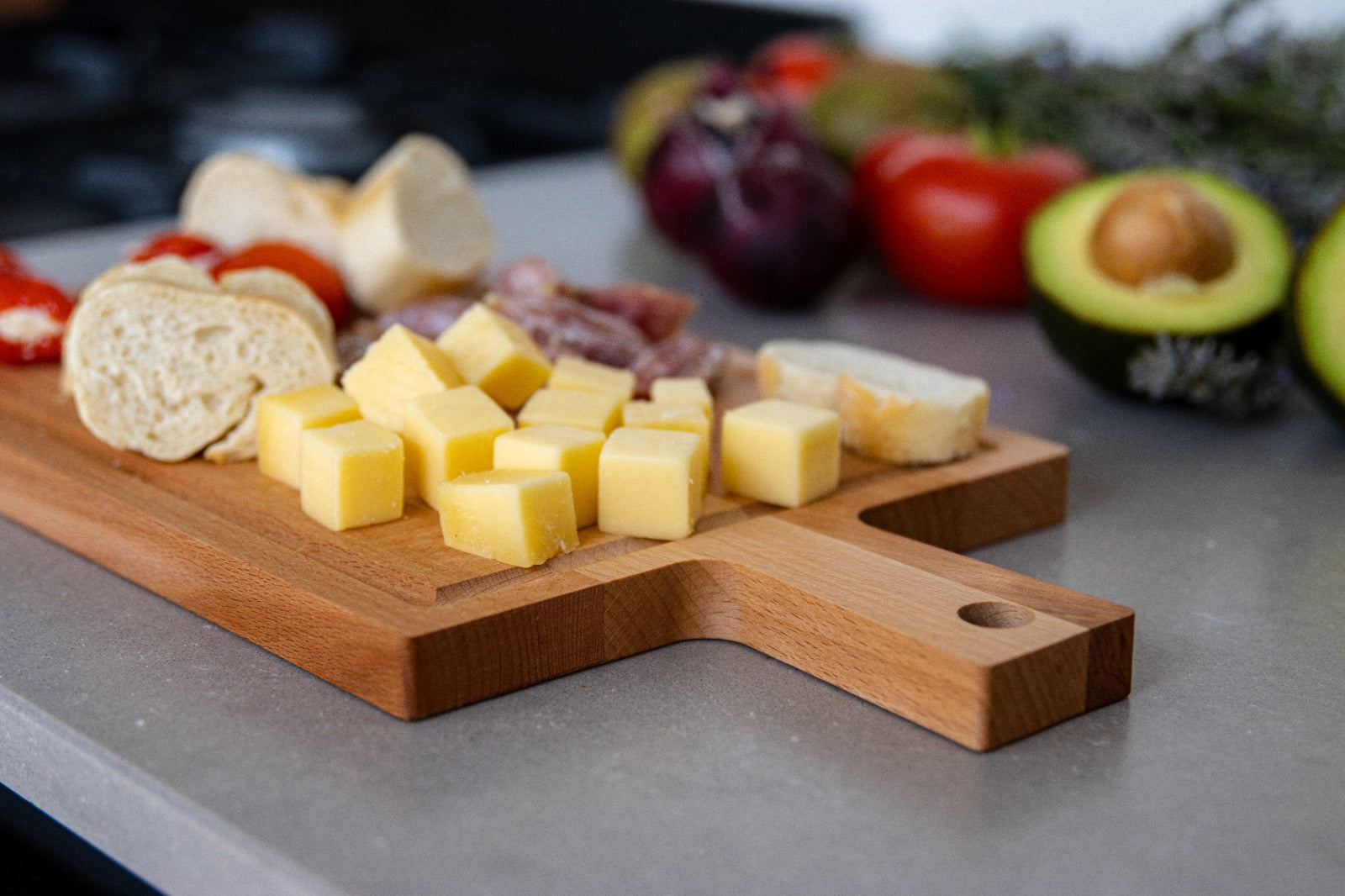 Borrelplank beukenhout - met sapgeul & handvat - ideaal voor hapjes - 33x16 cm