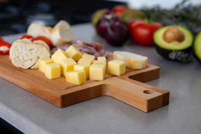 Borrelplank van beukenhout met sapgeul en handvat, liggend