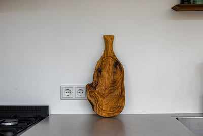 Olijfhouten borrelplank met handvat, staand