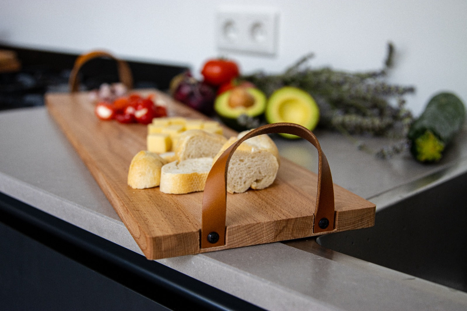 Borrelplank beuken met leren handvaten - luxe serveerplank - 48x17 cm
