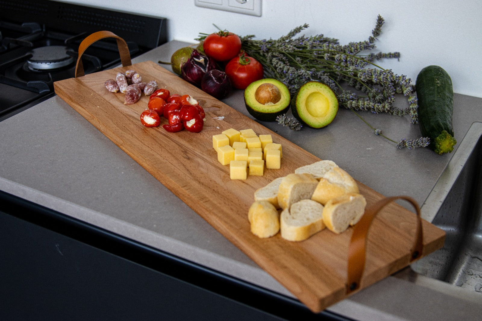 Borrelplank met leren handvaten beuken (69 x 19cm)