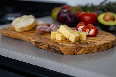 Ovale houten serveerplank met sapgeul, tweede foto