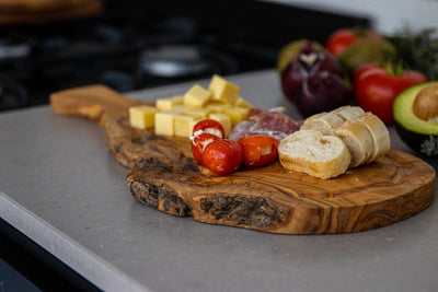 Olijfhouten borrelplank met handvat, zijkant