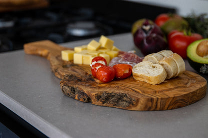 Borrelplank met handvat en sapgeul - olijfhouten - 45x18 cm