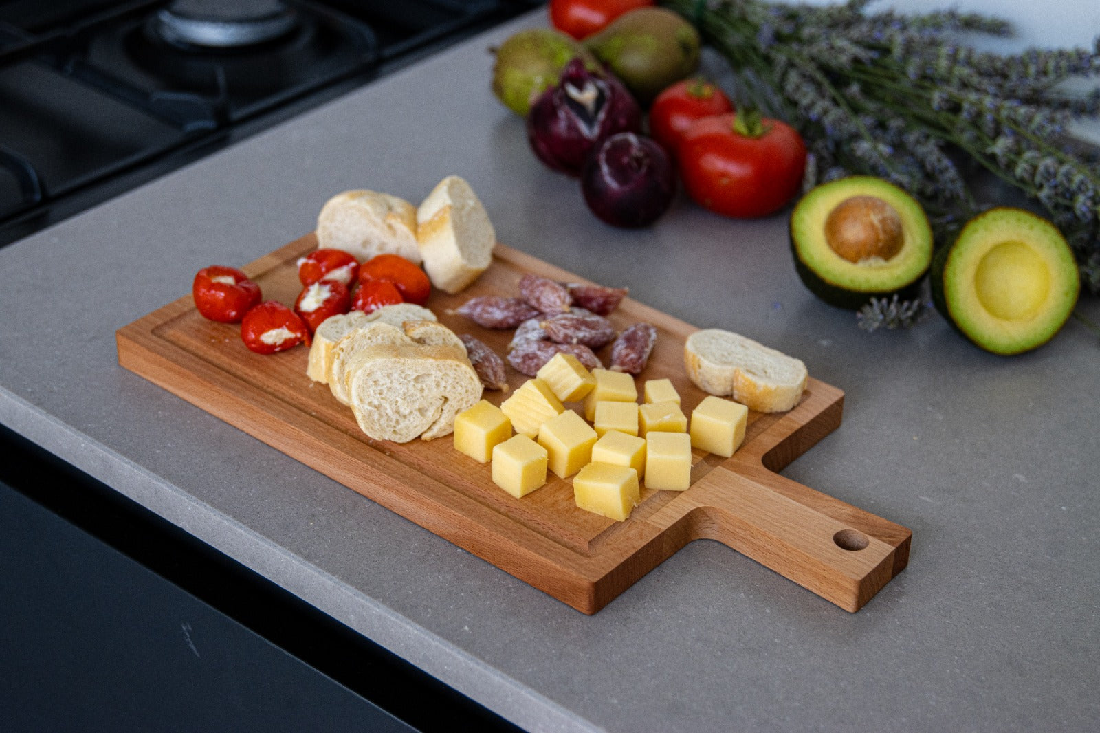 Borrelplank beukenhout - met sapgeul & handvat - ideaal voor hapjes - 33x16 cm