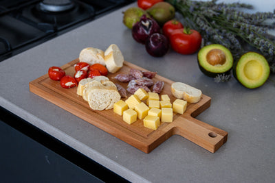 Borrelplank van beukenhout met sapgeul en handvat, 33 x 16 cm