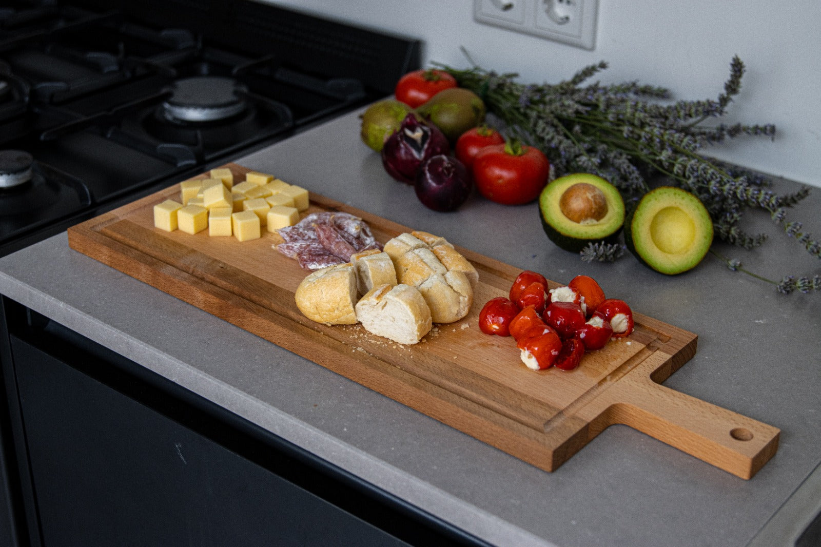 Borrelplank beuken met handvat en sapgeul - 59x19cm