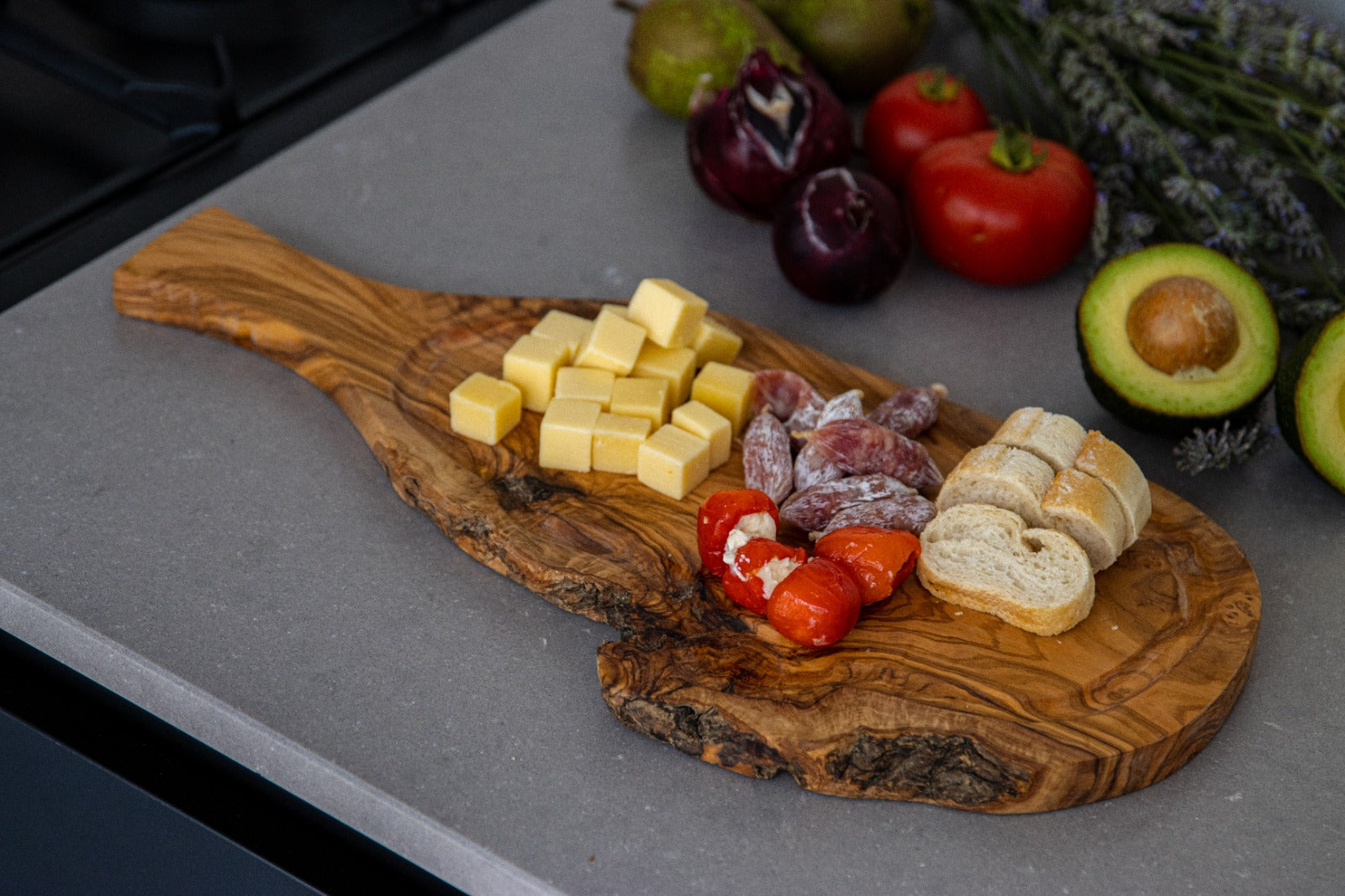 Borrelplank met handvat en sapgeul - olijfhouten - 45x18 cm