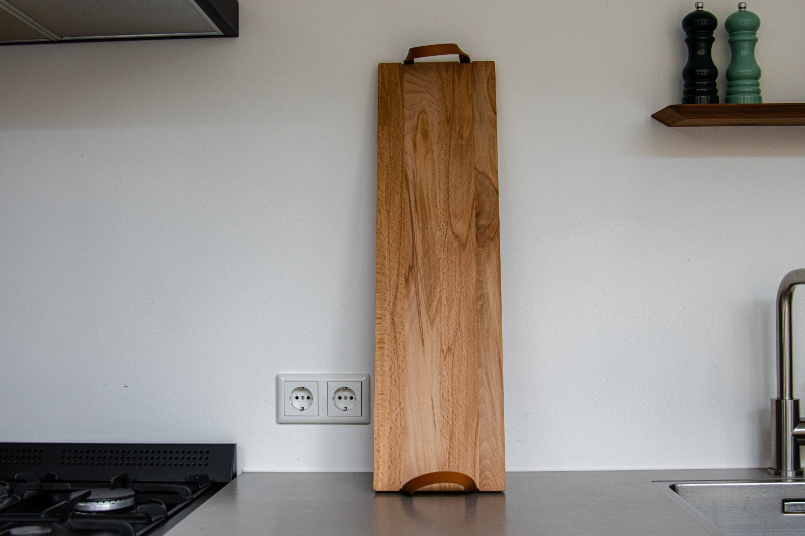 Borrelplank met leren handvaten beuken (69 x 19cm)
