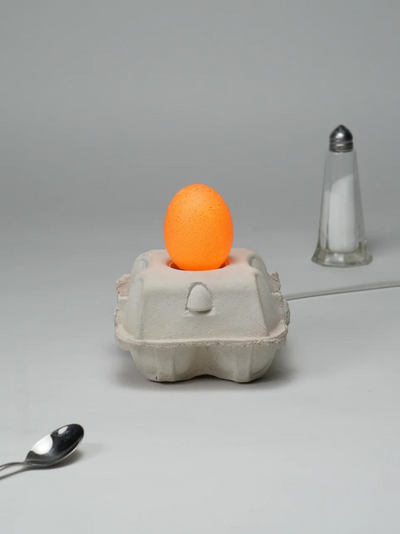 Eierdooslamp Classic met een brandende bruine Egglamp