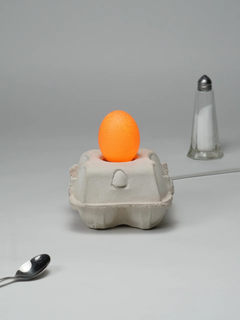 Eierdooslamp Classic met een brandende bruine Egglamp