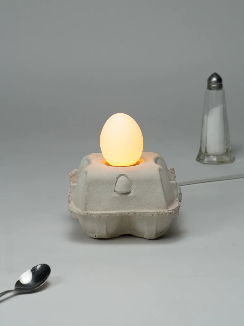Eierdooslamp Classic met een brandende witte Egglamp