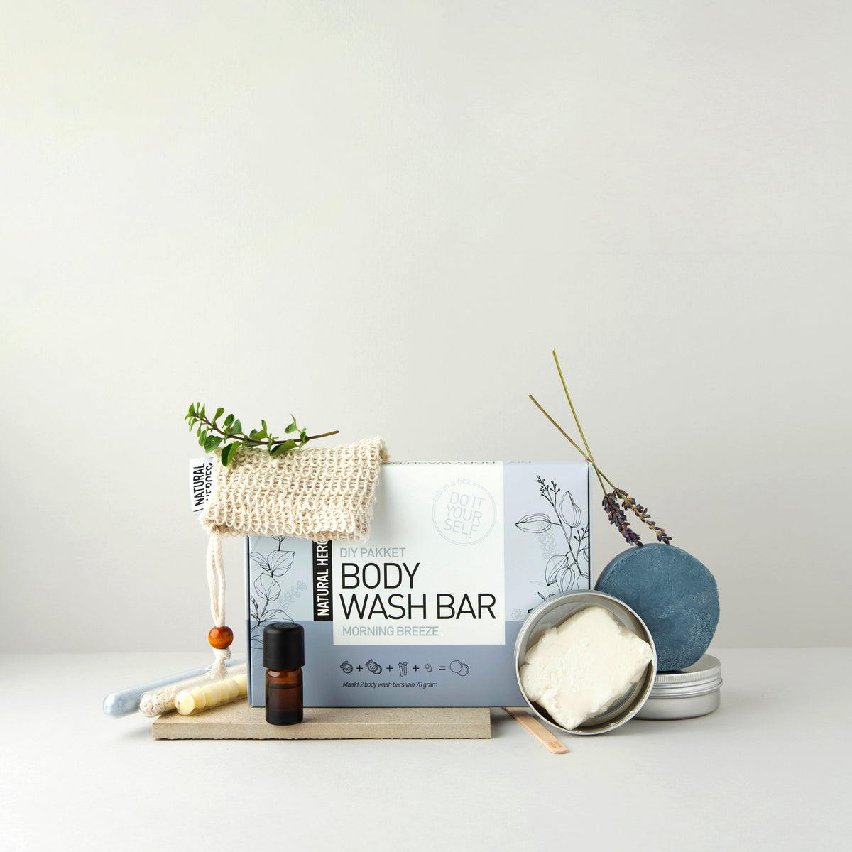 DIY-pakket body wash bar van Natural Heroes: doos met reageerbuisjes, blikje, flesje etherische olie en zeepzakje