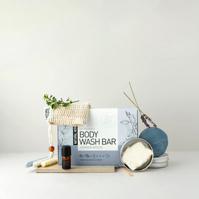 DIY-pakket body wash bar van Natural Heroes: doos met reageerbuisjes, blikje, flesje etherische olie en zeepzakje