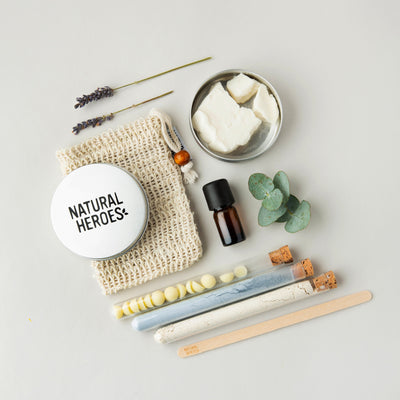 Inhoud van het DIY-pakket body wash bar: reageerbuisjes, blikjes, flesje etherische olie, zeepzakje en houten spatel