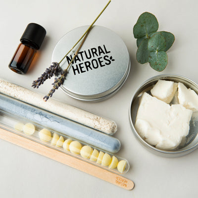 Reageerbuisjes en blikjes met ingrediënten voor de body wash bars, met lavendel en eucalyptus