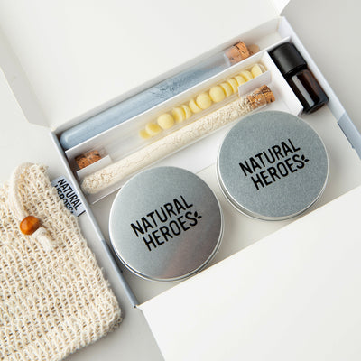 Open doos van het DIY-pakket body wash bar met reageerbuisjes, twee blikjes en een zeepzakje