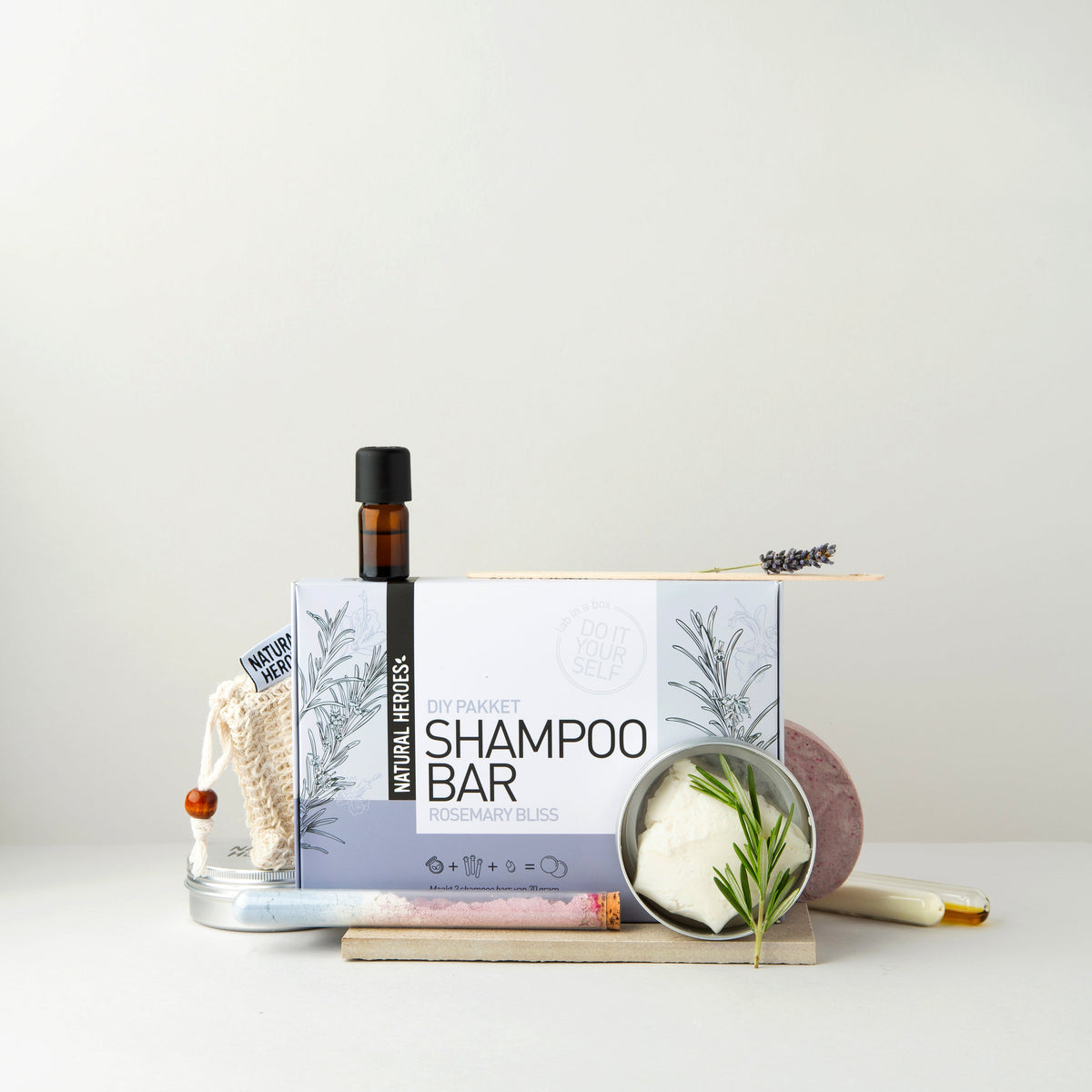 DIY-pakket shampoo bar van Natural Heroes: doos met reageerbuisjes, blikje en flesje etherische olie