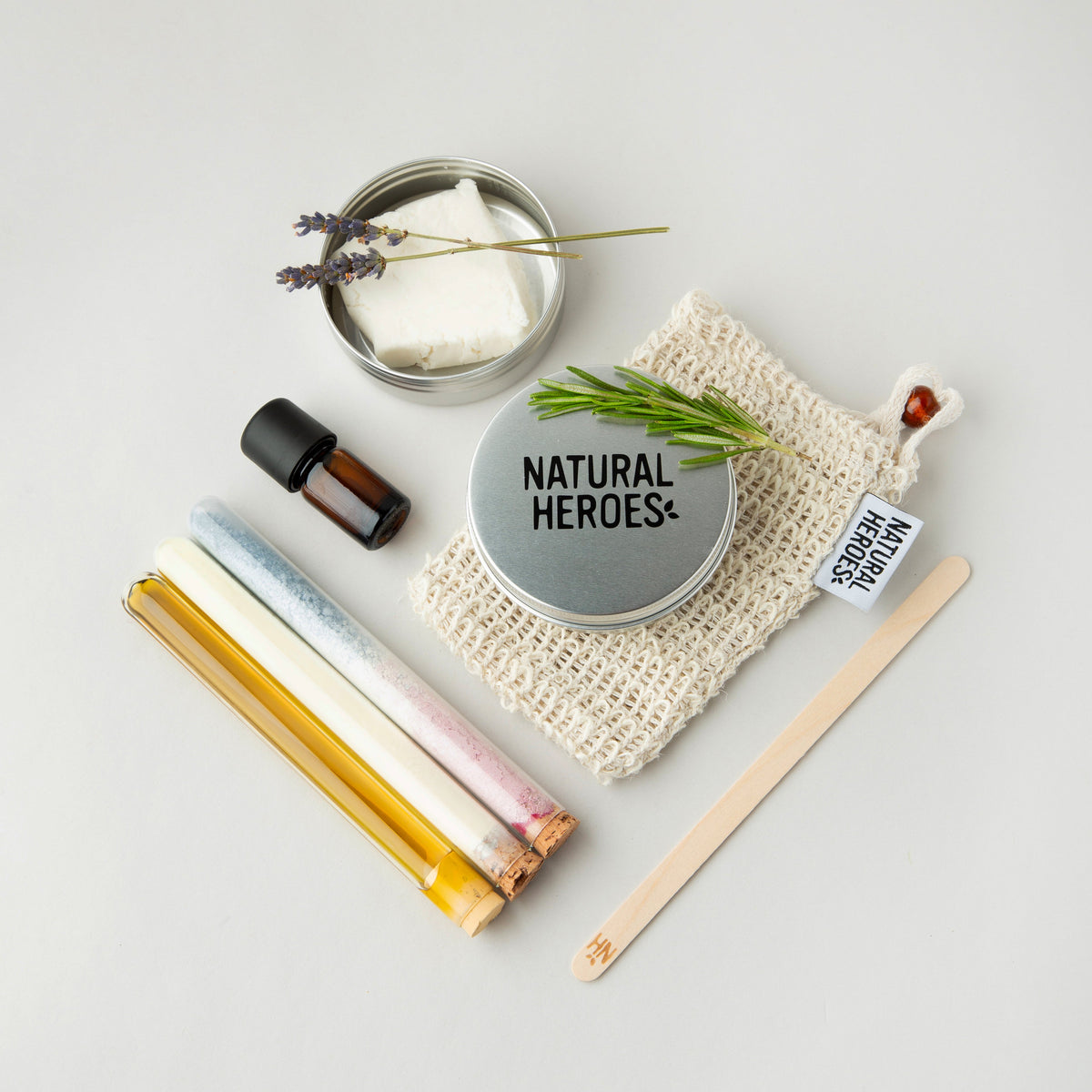 Inhoud van het DIY-pakket shampoo bar: reageerbuisjes, blikjes, flesje etherische olie, zeepzakje en houten spatel