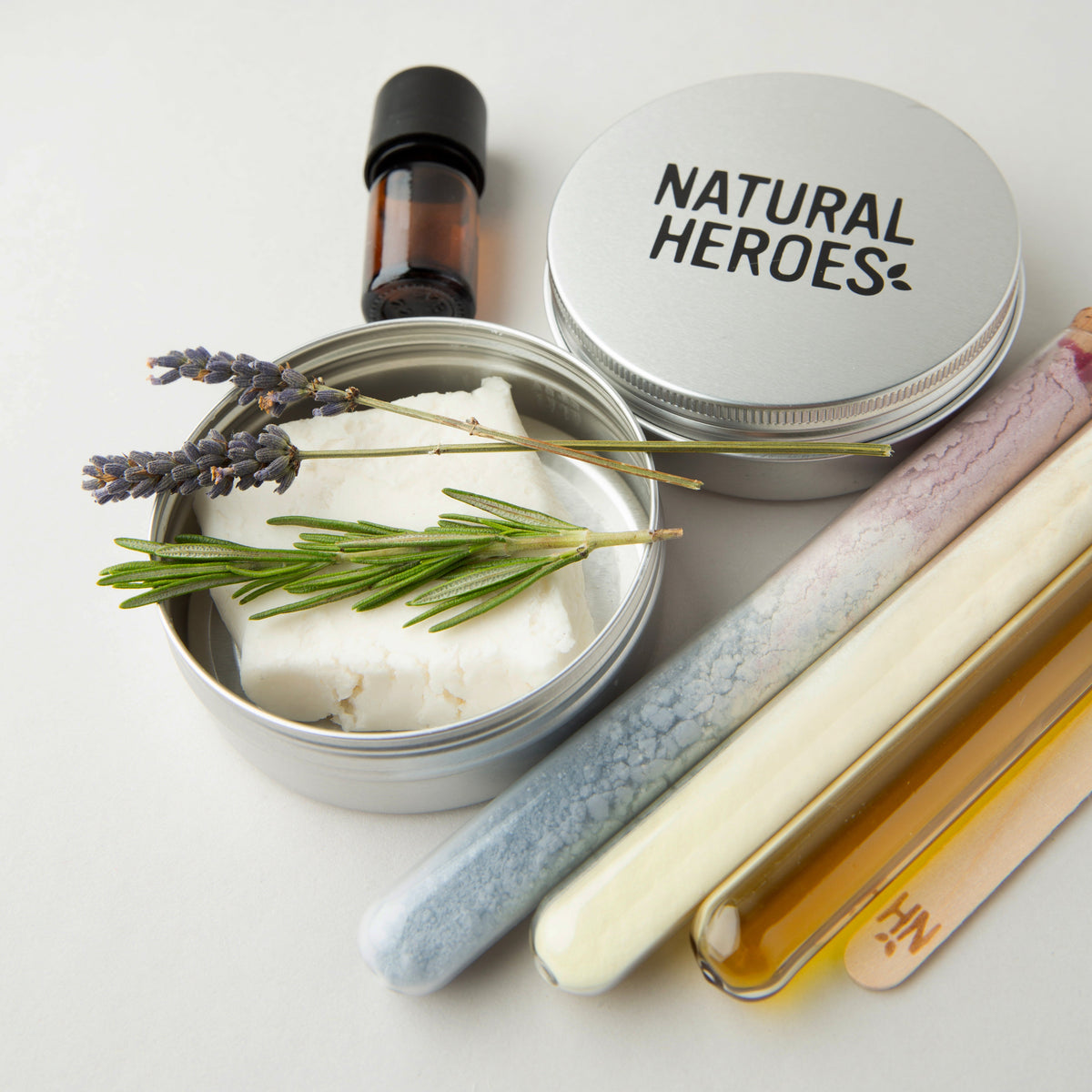 Blikjes en reageerbuisjes met de ingrediënten voor de shampoo bars, met rozemarijn en lavendel