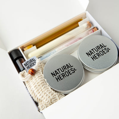 Open doos van het DIY-pakket shampoo bar met reageerbuisjes en twee blikjes