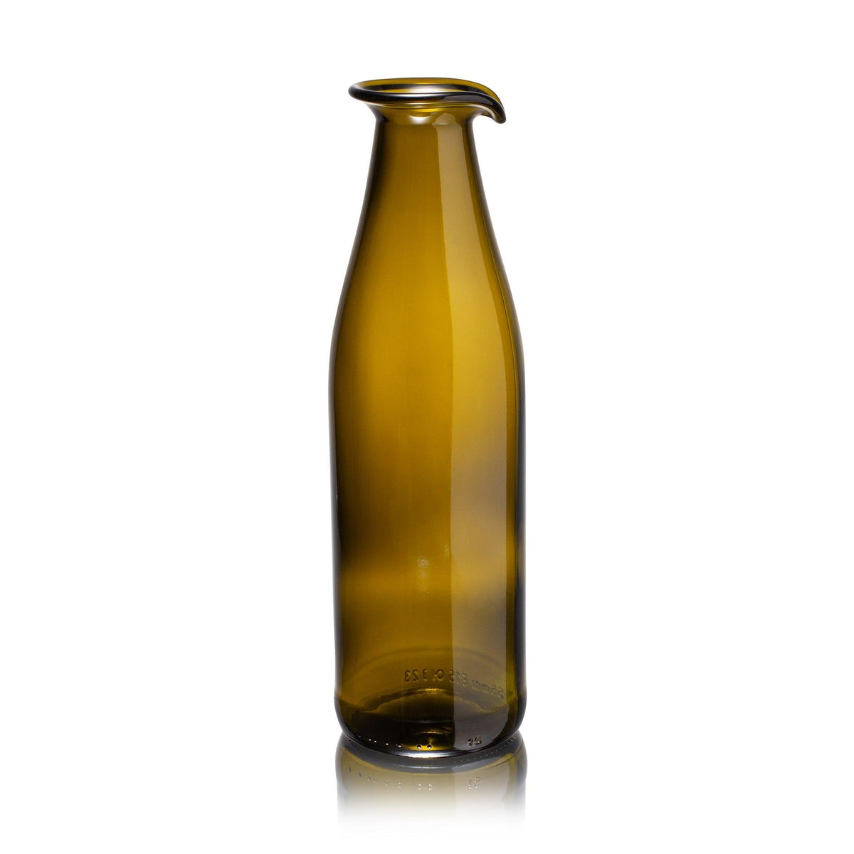 Bruine karaf met schenktuit van Rebottled, gemaakt van een gebruikte wijnfles
