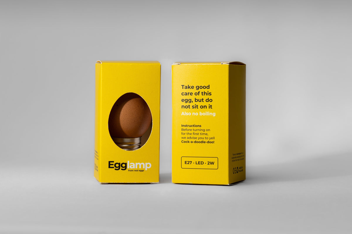 Voor- en achterkant van de gele doos van Egglamp