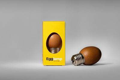 Egglamp Brown naast de gele doos met venster