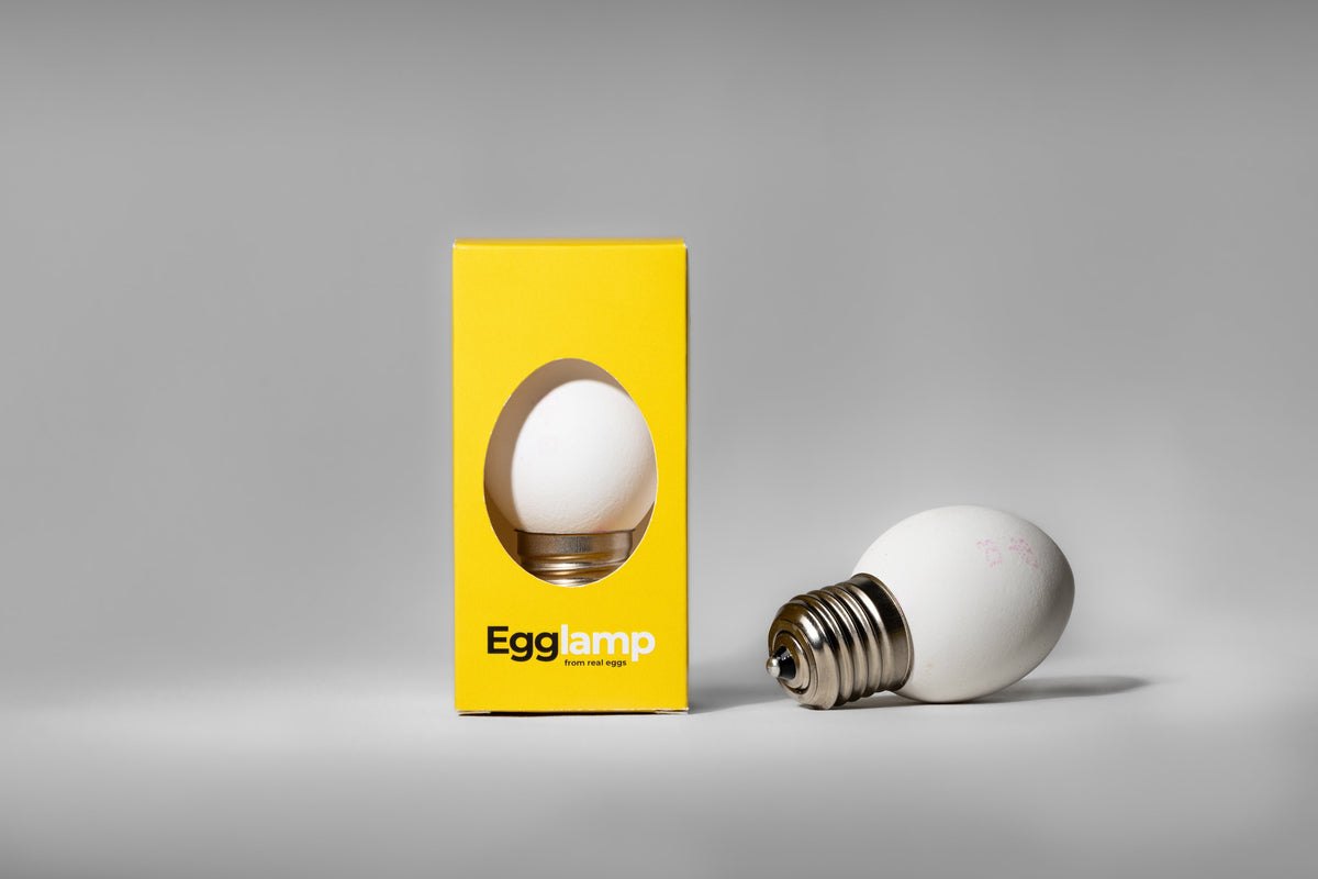 Egglamp White naast de gele doos met venster