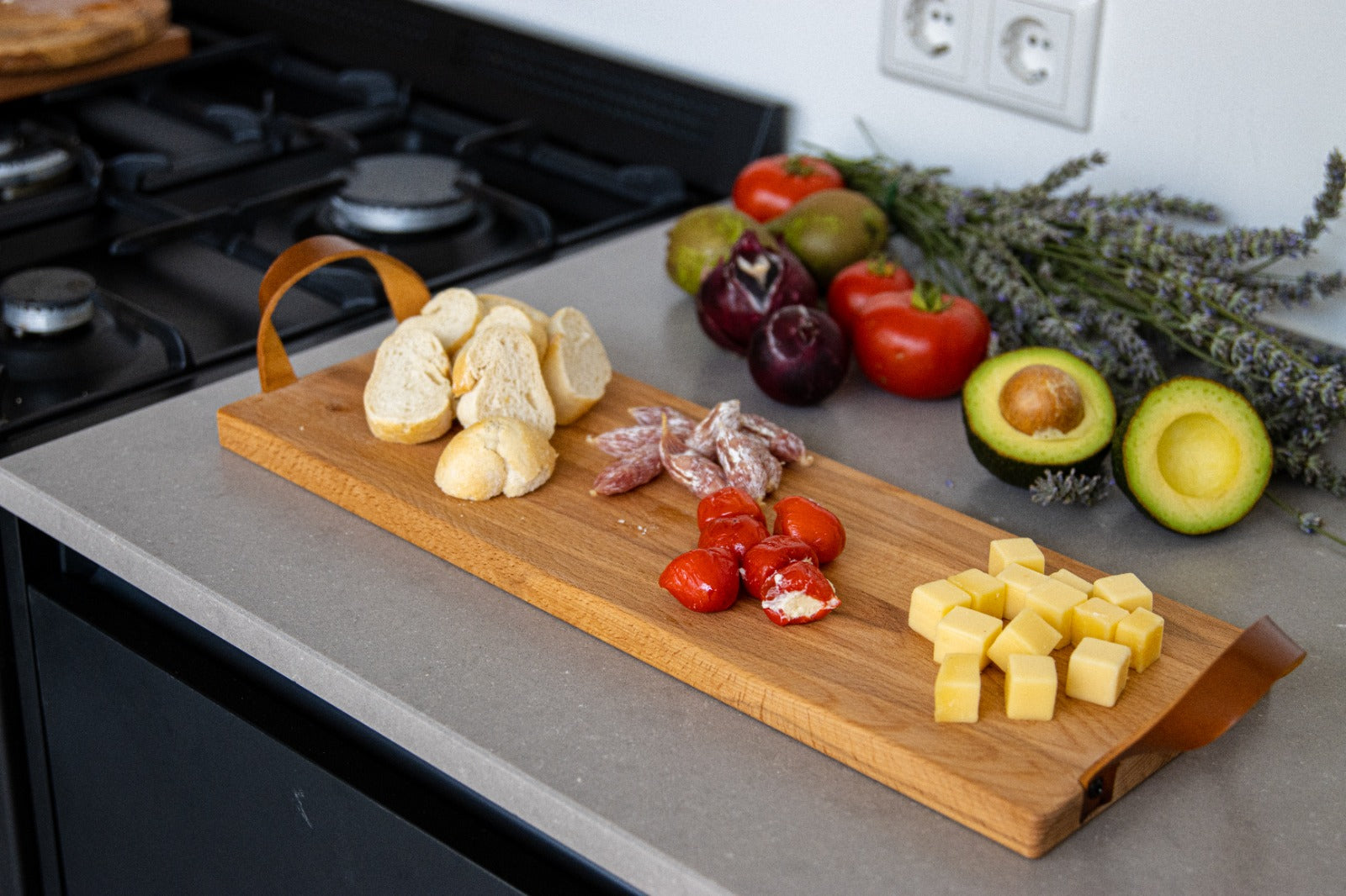 Borrelplank beuken met leren handvaten - luxe serveerplank - 48x17 cm