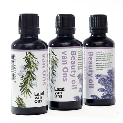 Drie flesjes Beauty Oil van Land van Ons, met rozemarijn en lavendel op het etiket