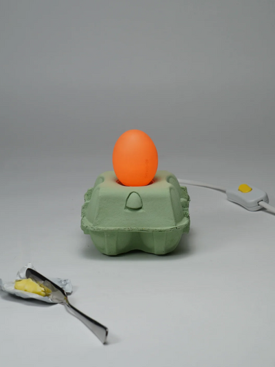 Eierdooslamp Mint met een brandende bruine Egglamp