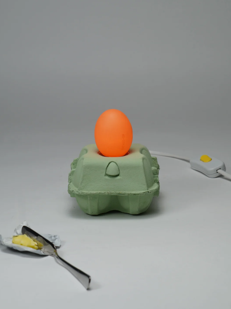 Eierdooslamp Mint met een brandende bruine Egglamp