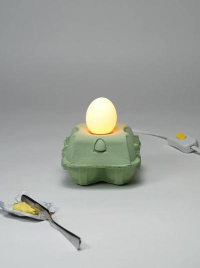 Eierdooslamp Mint met een brandende witte Egglamp
