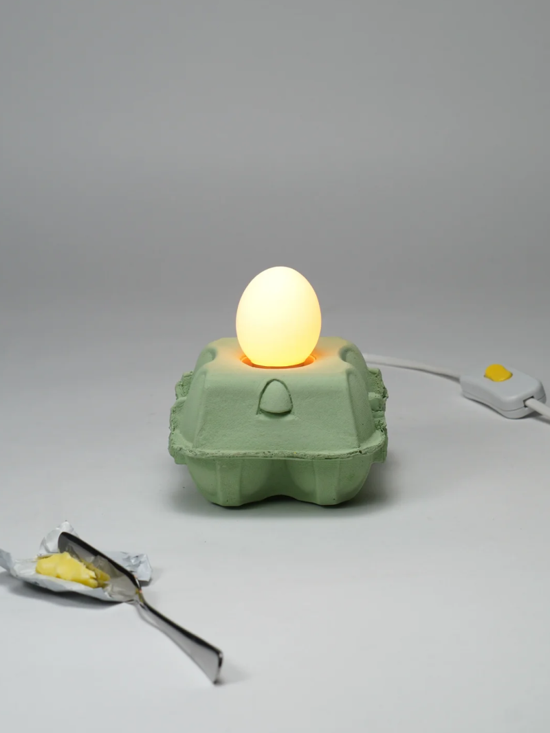 Eierdooslamp Mint met een brandende witte Egglamp