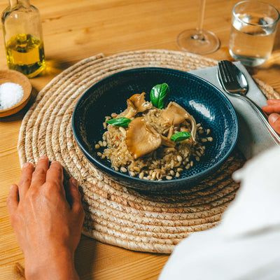 Oesterzwam risotto koken in een pan