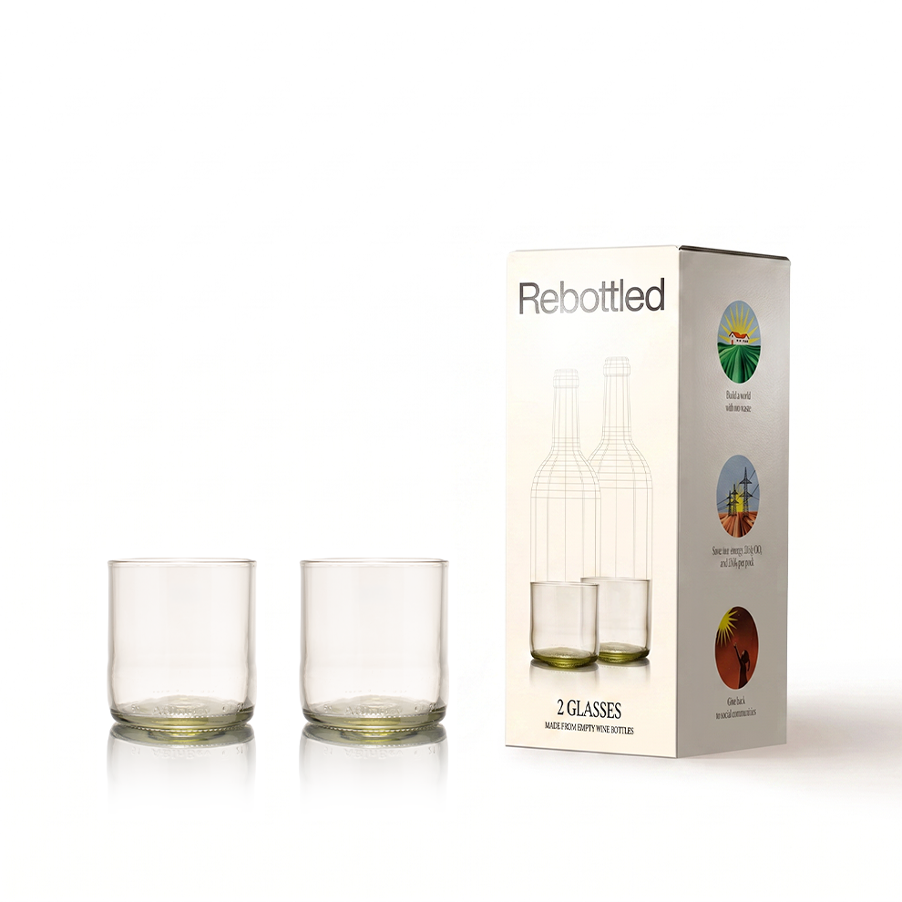 Twee transparante korte drinkglazen van Rebottled naast de verpakking