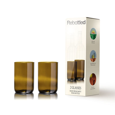 Twee olijfgroene drinkglazen van Rebottled naast de verpakking